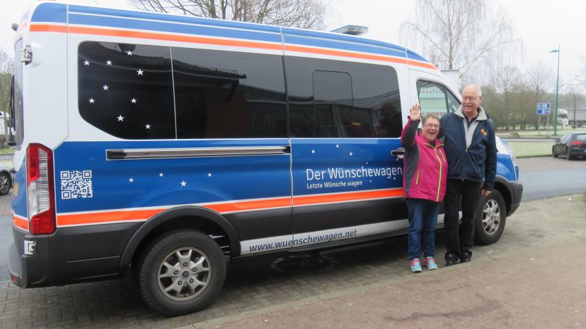 Cindy und Hans-Rudolf vorm Wünschewagen