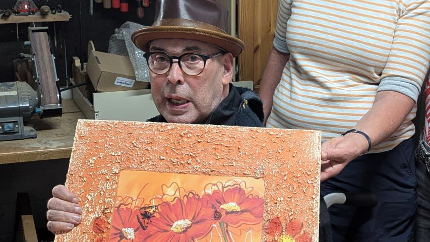 Gregor mit dem neuen Bild fürs Pflegeheim