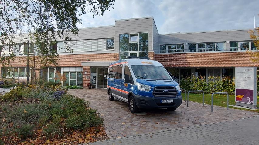 Der ASB-Wünschewagen vor dem Meldorfer Hospiz