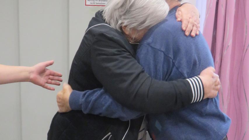 Frau B. umarmt ihren Lebensgefährten