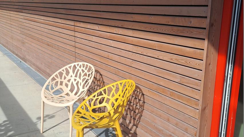 Zwei Balkonstühle in der Mittagssonne