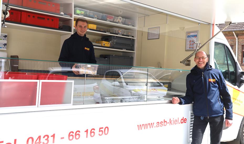 Constantin Knopf (links) und Wolfgang Mainz im und am neuen Verpflegungswagen des ASB Kiel. Constantin Knopf (links) und Wolfgang Mainz im und am neuen Verpflegungswagen des ASB Kiel.